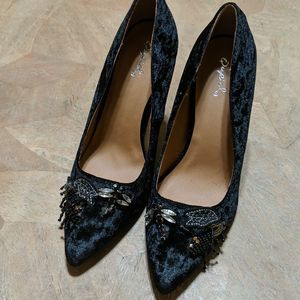 Qupid Black Velvet Embellished Bee Dragonfly Beaded Stiletto Pump GUC sz 8